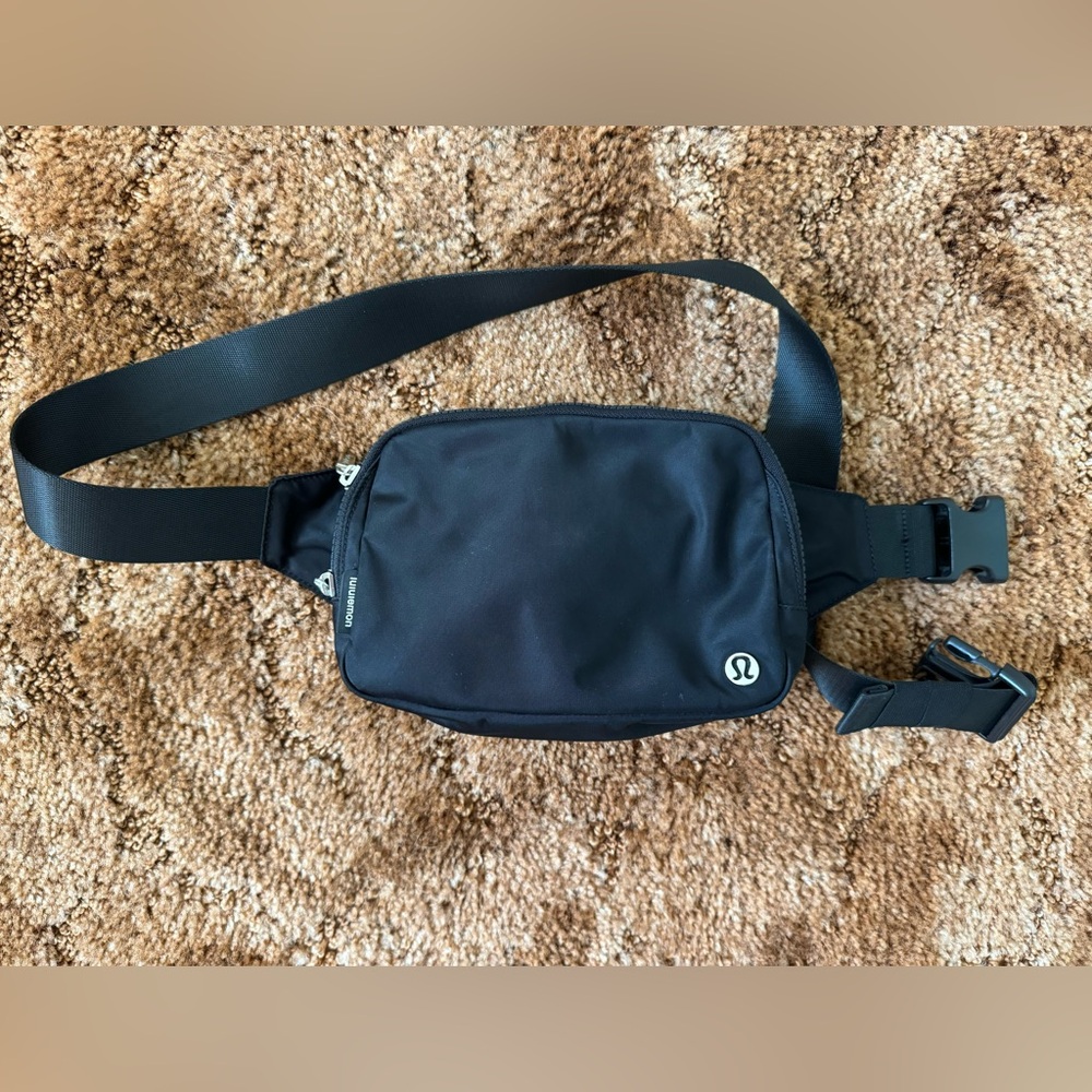 Lululemon 2L belt bag
